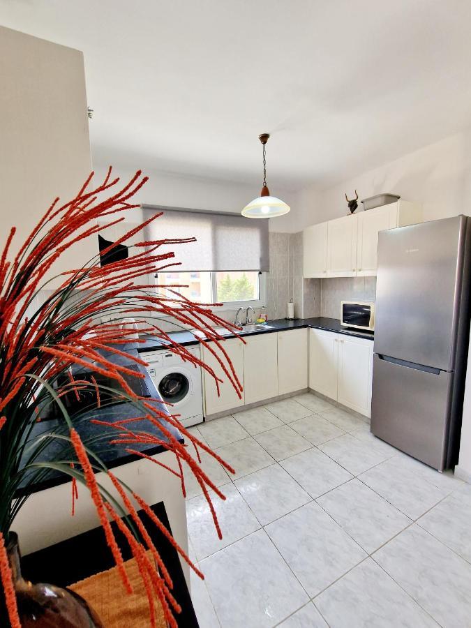 Emma'S Place, 2 Bedroom Apartment With Pool View Paphos Exterior photo